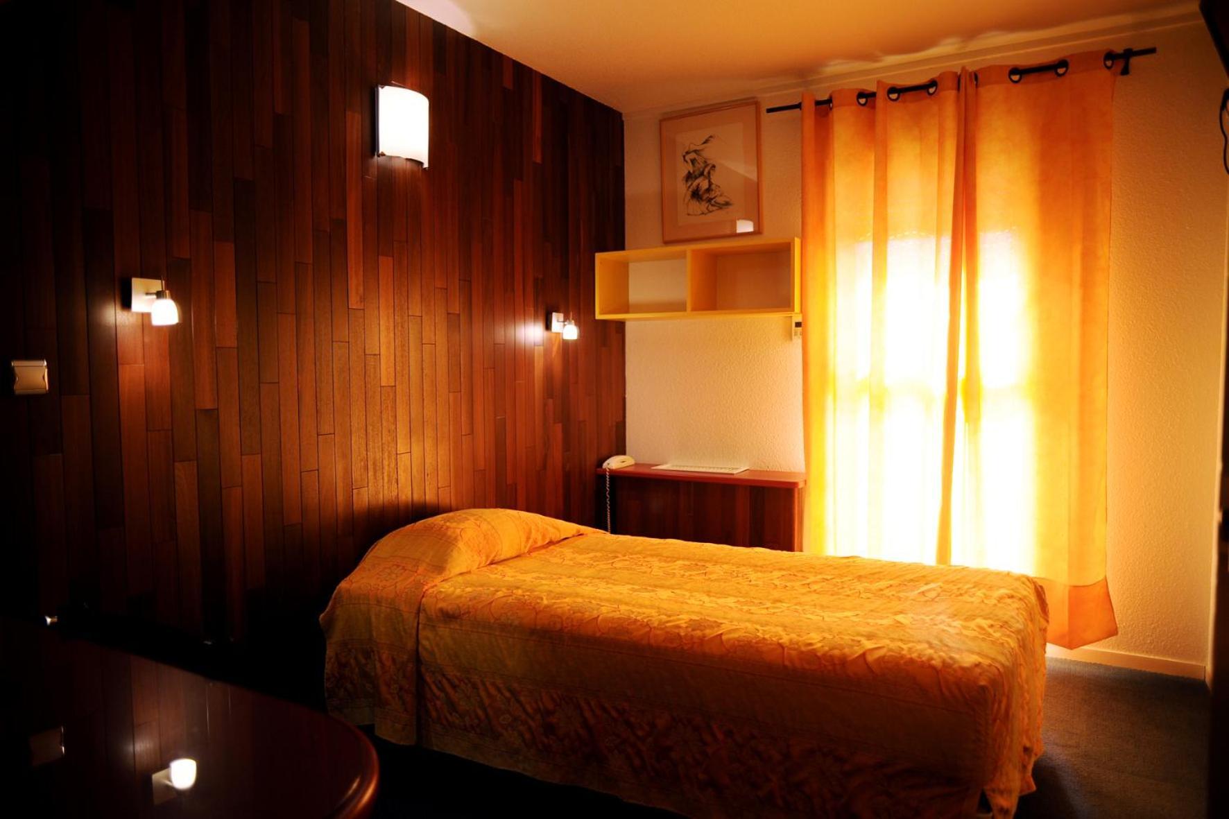 Logis Hotel Horus Restaurant Les Bruyeres Toulenne Экстерьер фото