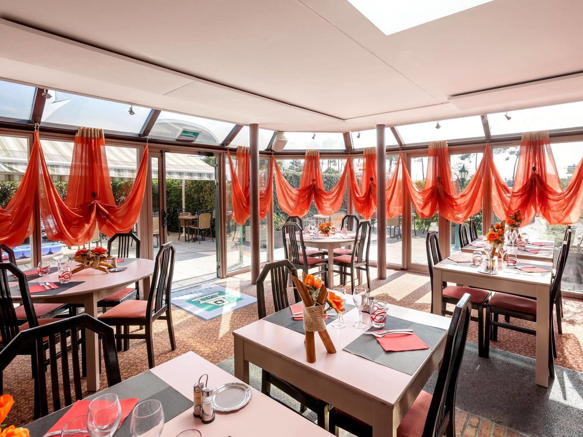 Logis Hotel Horus Restaurant Les Bruyeres Toulenne Экстерьер фото